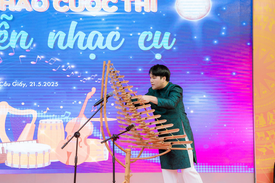 Thành viên Ban Giám khảo biểu diễn khai mạc chung khảo cuộc thi, động viên chúc các thí sinh biểu diễn đạt kết quả cao nhất. tru09230.jpg