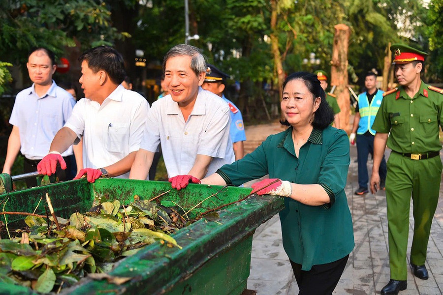 Bí thư Thành ủy Hà Nội Bùi Thị Minh Hoài tham gia vệ sinh môi trường cùng người dân tại Vườn hoa Vạn Xuân. Ảnh: VT.