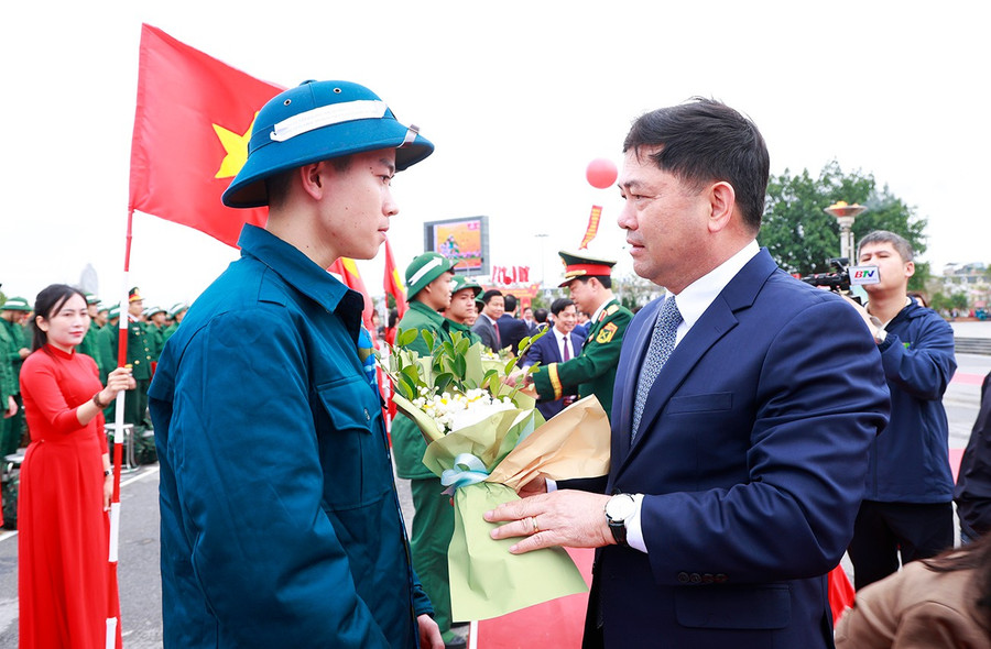 Ông Nguyễn Hồng Thái, Bí thư Tỉnh ủy Bắc Ninh tặng hoa động viên tân binh.