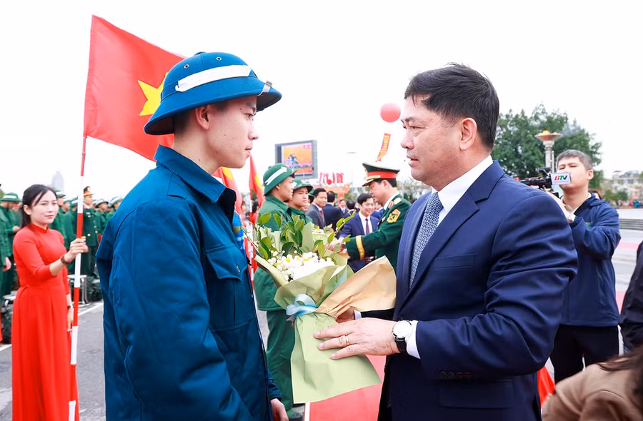 Ông Nguyễn Hồng Thái, Bí thư Tỉnh ủy Bắc Ninh tặng hoa động viên tân binh.