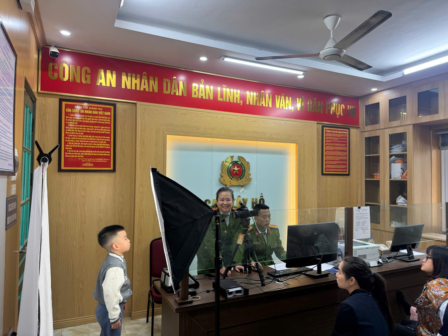 Công an thực hiện các bước cấp căn cước cho các em học sinh.