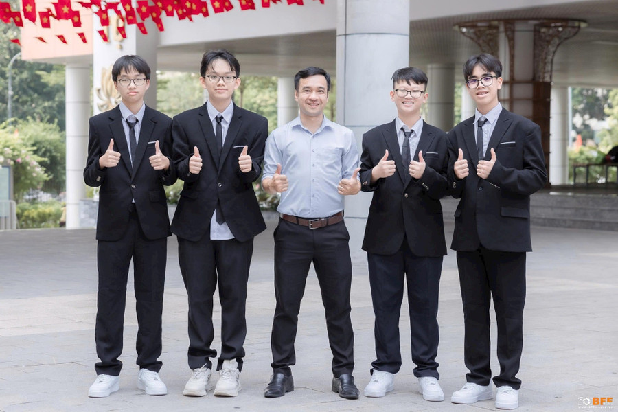 Học sinh Nguyễn Quang Anh (đứng thứ hai, từ trái sang) cùng các thành viên đội tuyển toán. quang-anh-1.jpg