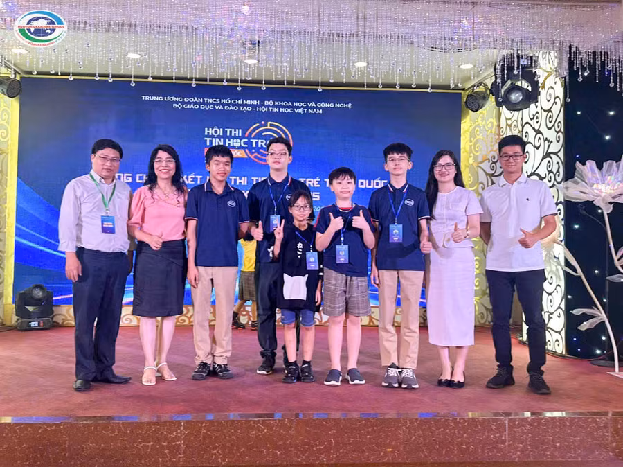 Nhà giáo Lê Thị Bích Dung – Phó Chủ tịch HĐQT và nhà giáo Hoàng Thị Mận – Hiệu trưởng chúc mừng các em học sinh tại Huế.