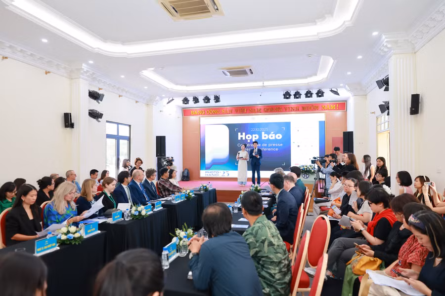 Photo Hanoi'25 - Biennale sẽ được tổ chức trong thời gian từ ngày 1/11 đến hết ngày 30/11/2025 trên 20 địa điểm ở Hà Nội.