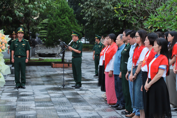 Đoàn giảng viên và sinh viên Khoa Tuyên truyền dâng hương tại Đài tưởng niệm Pò Hèn. tt4.png