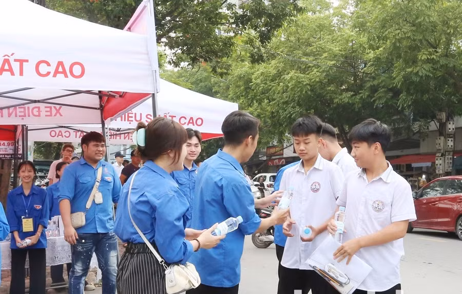 Tình nguyện viên hỗ trợ thí sinh tại điểm thi.