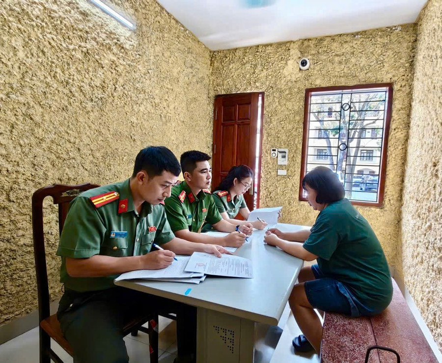 Phan Hạnh Thương tại cơ quan công an. z6960402626877-aa942bb55f11e877b759cc2a5fffc713.jpg