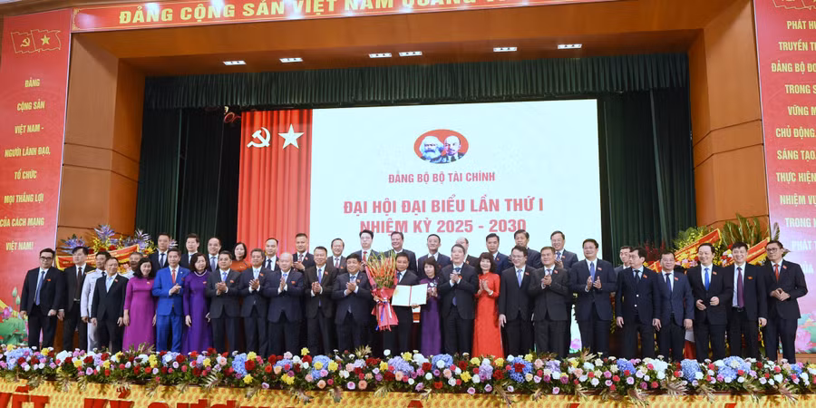 Phó Thủ tướng Chính phủ Nguyễn Chí Dũng tặng hoa chúc mừng đại hội (Ảnh BTC).