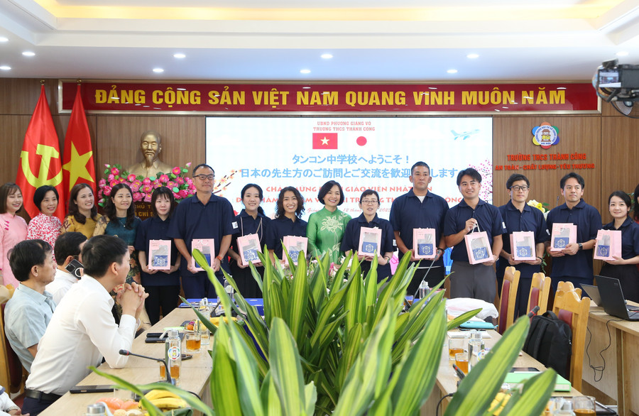 Đại diện Trường THCS Thành Công trao quà và chụp ảnh lưu niệm với đoàn giáo viên Nhật Bản. c4.jpg