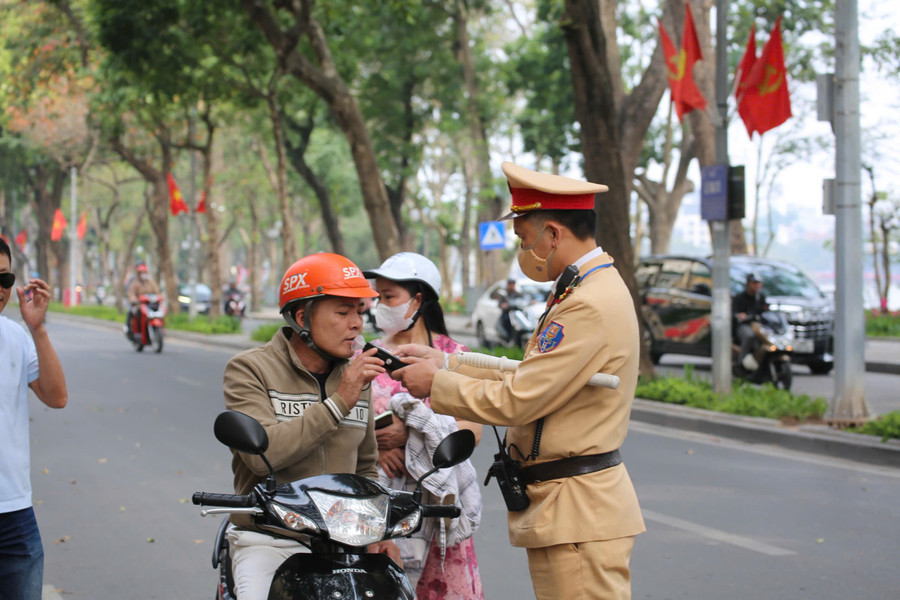 CSGT kiểm tra nồng độ cồn lái xe.