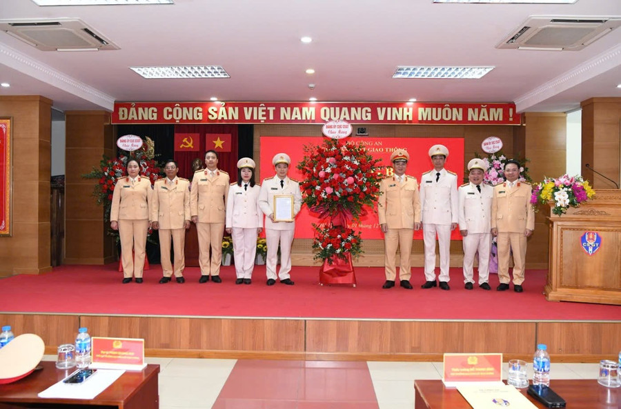 Lãnh đạo Cục CSGT và Phòng Quản lý khai thác xử lý, vận hành dữ liệu và chuyển đổi số.