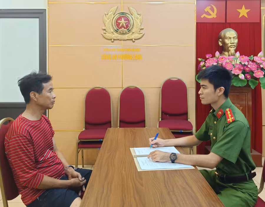 Công an làm việc, lấy lời khai của Hoàng Công Sơn (Ảnh: CAHN).