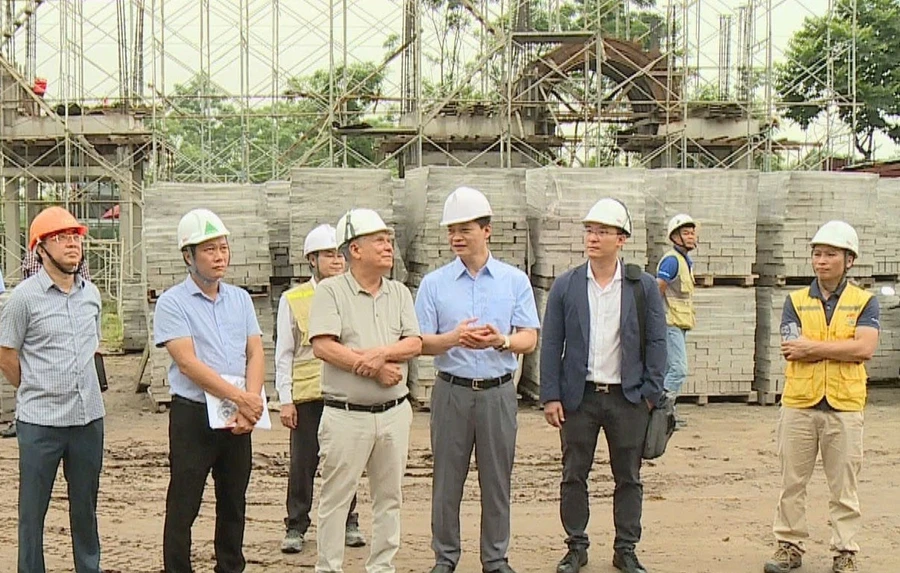 Chủ tịch UBND tỉnh Bắc Ninh Vương Quốc Tuấn trao đổi với lãnh đạo Trường Đại học Công nghệ Đông Á.