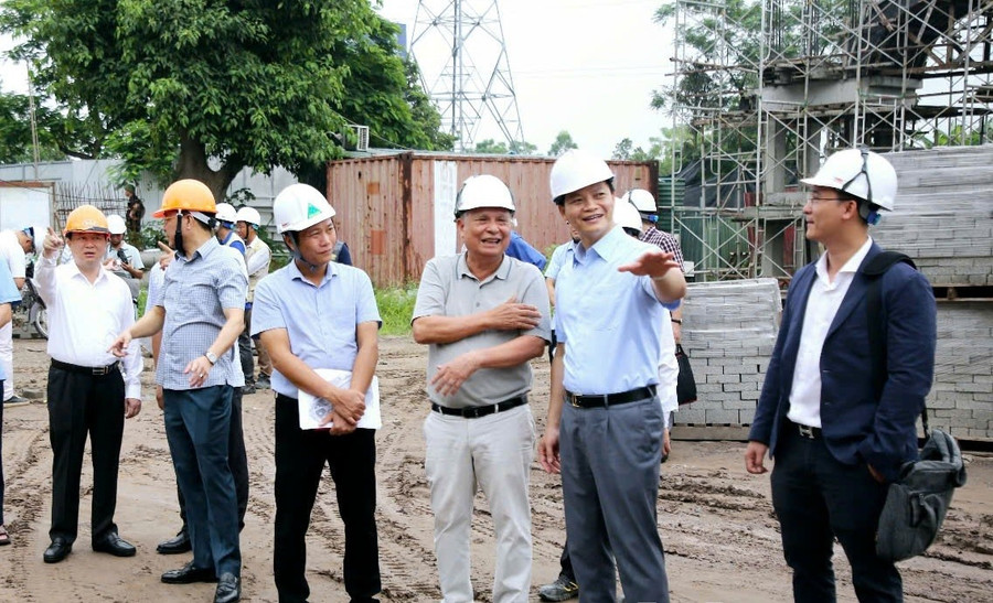 Chủ tịch UBND tỉnh Bắc Ninh Vương Quốc Tuấn trao đổi với lãnh đạo Trường Đại học Công nghệ Đông Á. b2.jpg