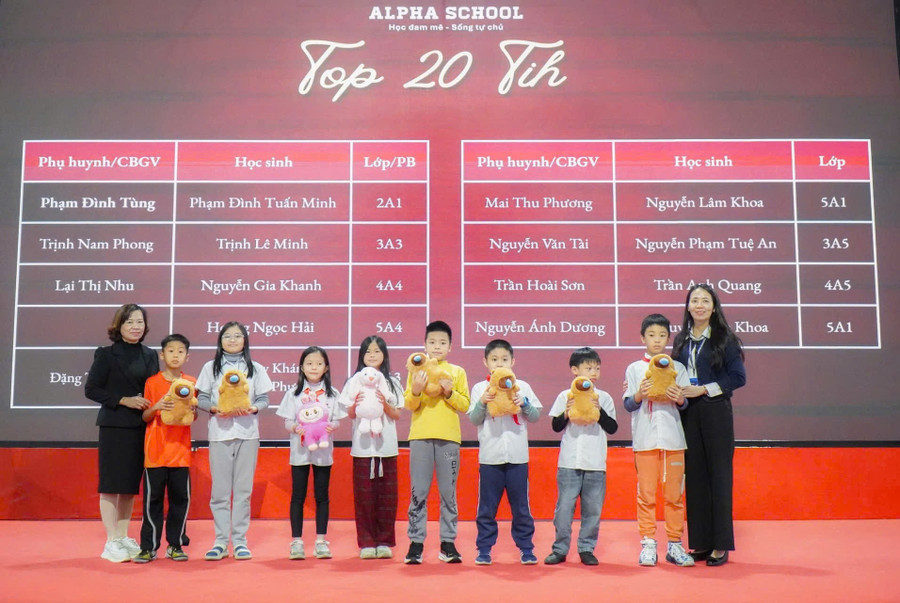 Top chạy xuất sắc nhất tuần được trao tặng gấu bông trong giờ chào cờ.