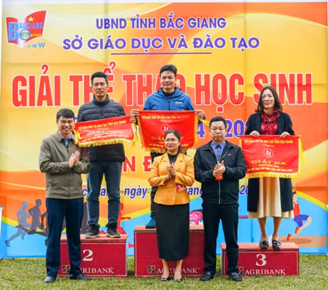 Bà Đào Thị Hường - Phó Giám đốc Sở GD&ĐT Bắc Giang, Trưởng Ban tổ chức trao cờ giải cho các đoàn đạt thành tích cao.