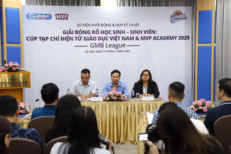 Đại diện Ban tổ chức thông tin về giải.