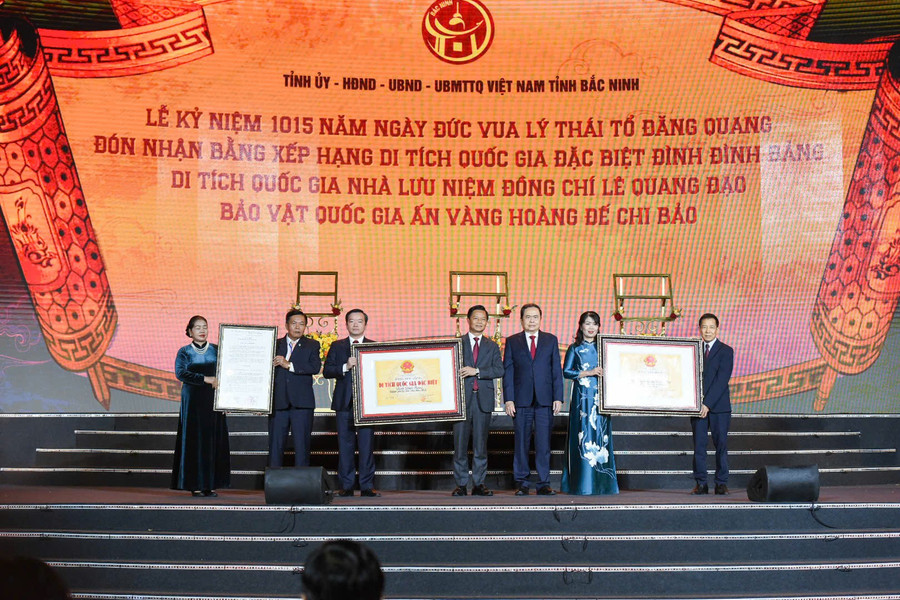 Ủy viên Bộ Chính trị, Chủ tịch Quốc hội Trần Thanh Mẫn trao Bằng xếp hạng di tích và bảo vật quốc gia tại buổi lễ.