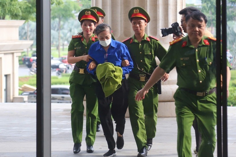 Bị cáo được dẫn giải tới Tòa.