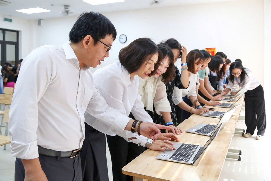 Cán bộ quản lý, giáo viên trải nghiệm các ứng dụng hệ sinh thái Google for Education trong mô hình Trường học số Google. b-11.jpg