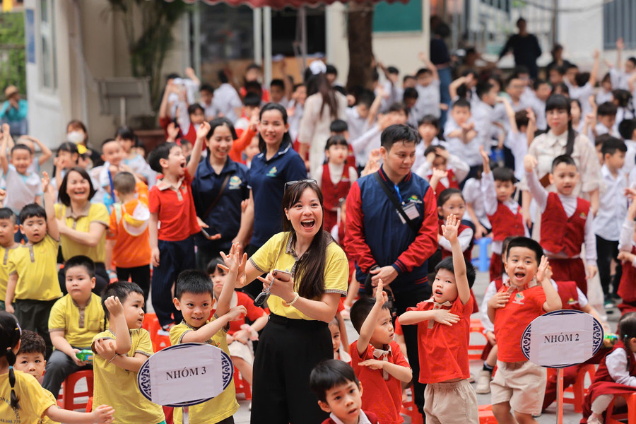 Trẻ mầm non hân hoan trải nghiệm tại Trường Tiểu học Yên Hòa.