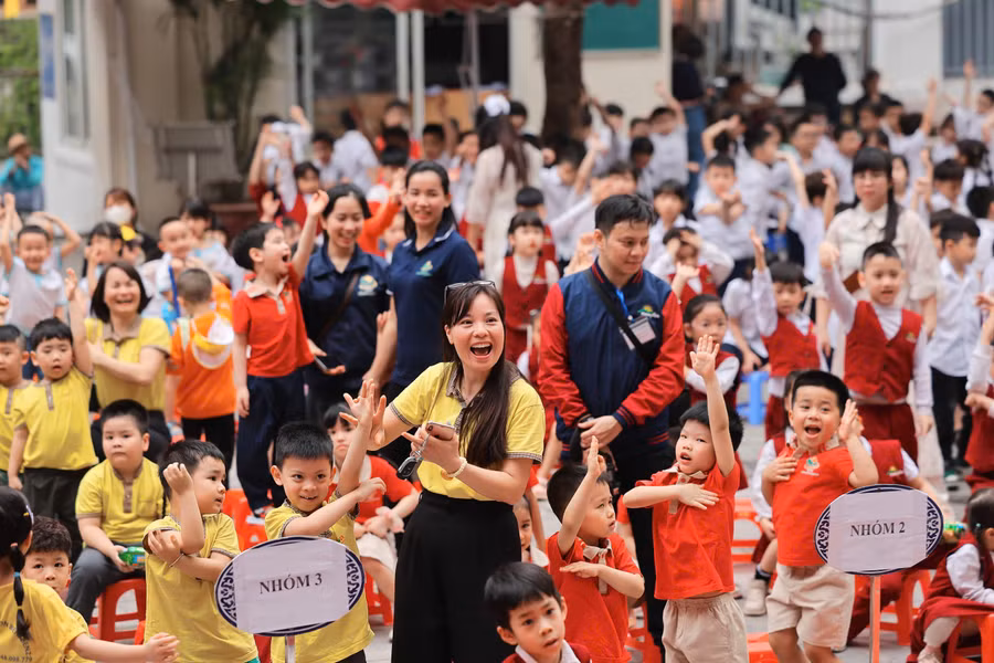 Trẻ mầm non hân hoan trải nghiệm tại Trường Tiểu học Yên Hòa.