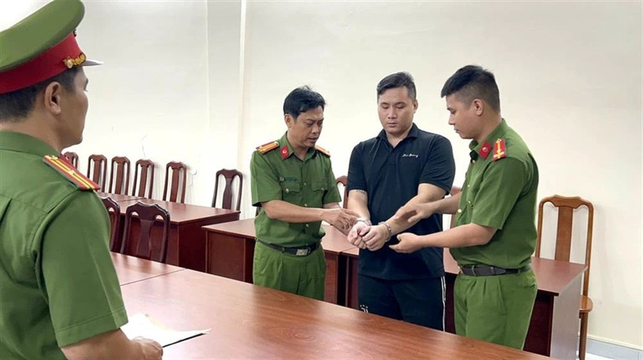 Cơ quan điều tra tống đạt quyết định và lệnh bắt bị can trong một vụ án mua bán người.