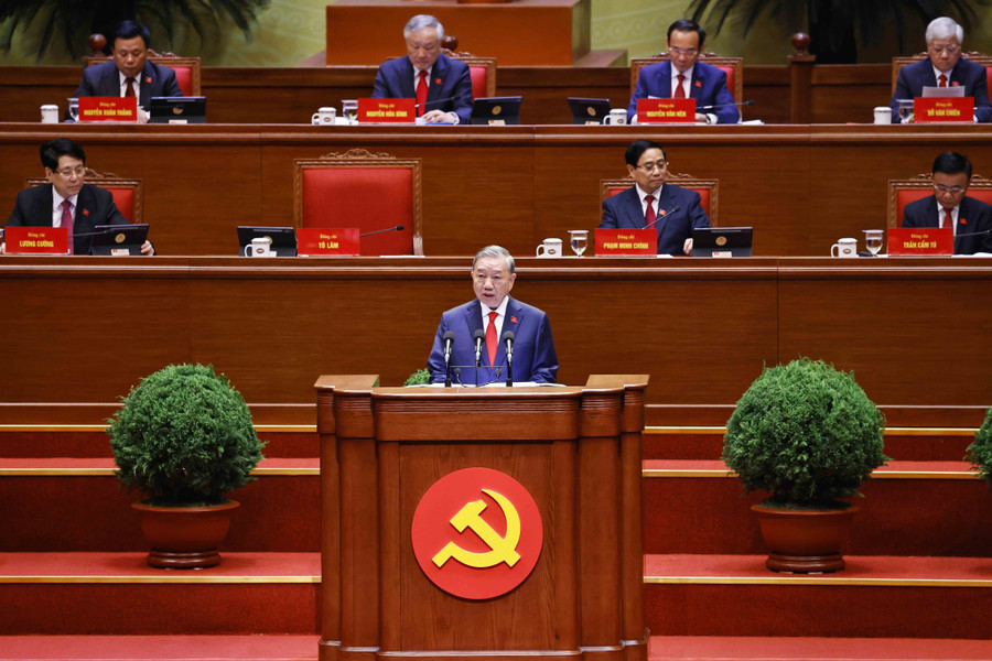 Tổng Bí thư Tô Lâm trình bày Báo cáo của Ban Chấp hành Trung ương Đảng khóa XIII về các văn kiện trình Đại hội XIV của Đảng. Ảnh: TTXVN