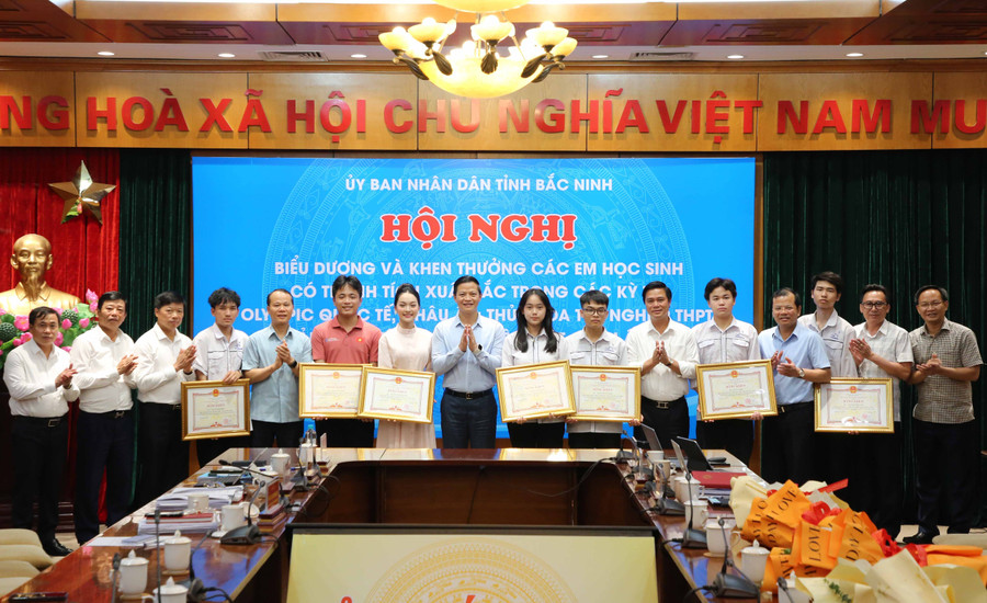Lãnh đạo tỉnh Bắc Ninh chụp ảnh lưu niệm với các em học sinh đạt thành tích xuất sắc. b-1.jpg