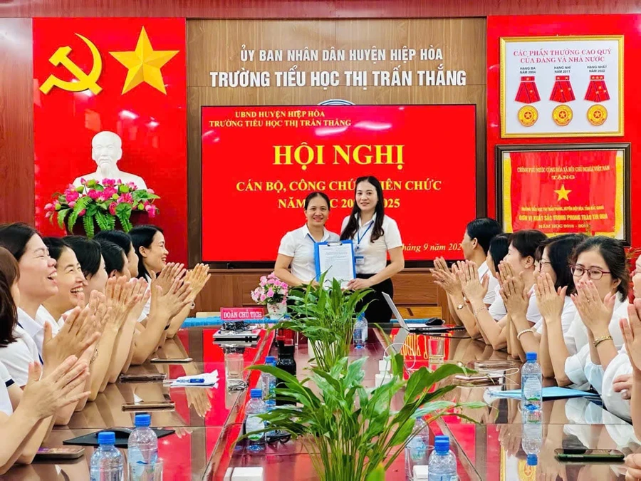 Cô giáo Vũ Thị Ngọc Bích, Bí thư chi bộ- Hiệu trưởng nhà trường Tiểu học Thị trấn Thắng (bên phải).