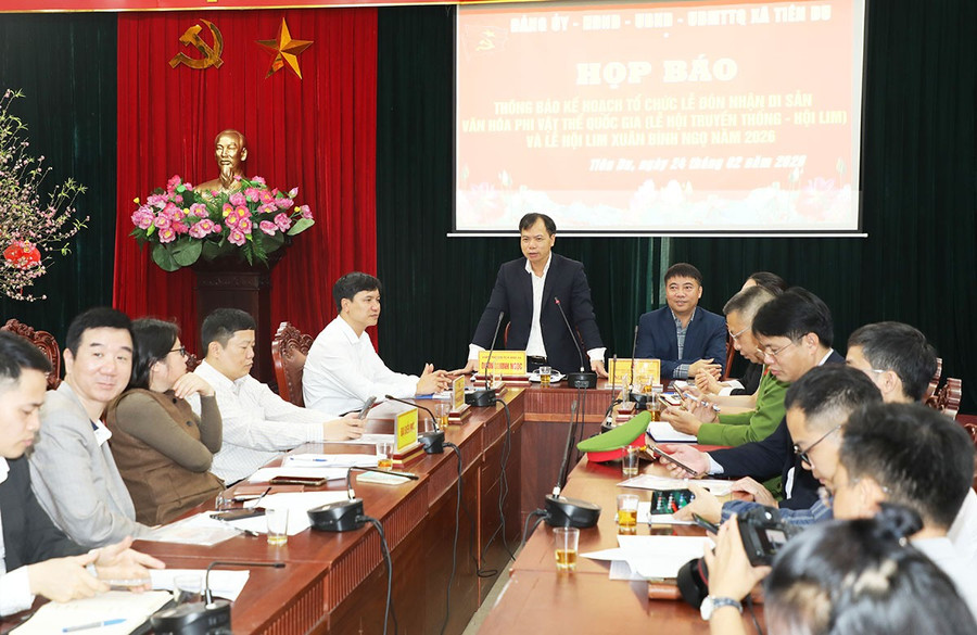 Phó Chủ tịch UBND xã Tiên Du Dương Minh Ngọc phát biểu tại buổi họp báo.