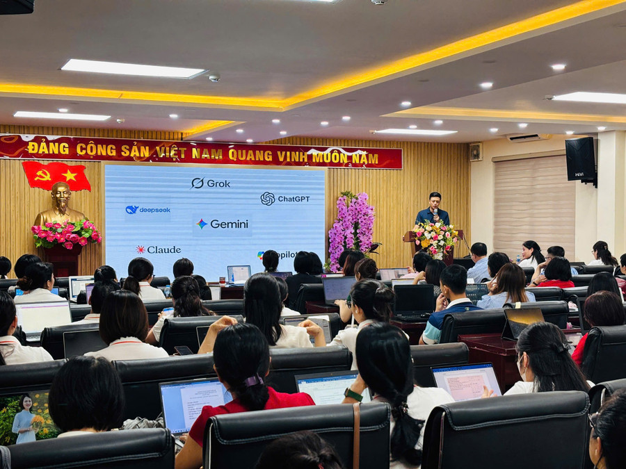 Đại diện Công ty Cổ phần Công nghệ Fermat chia sẻ về ứng dụng AI. z6943546987081-7f63c913ad4b57ac2c3d1386cab55437.jpg