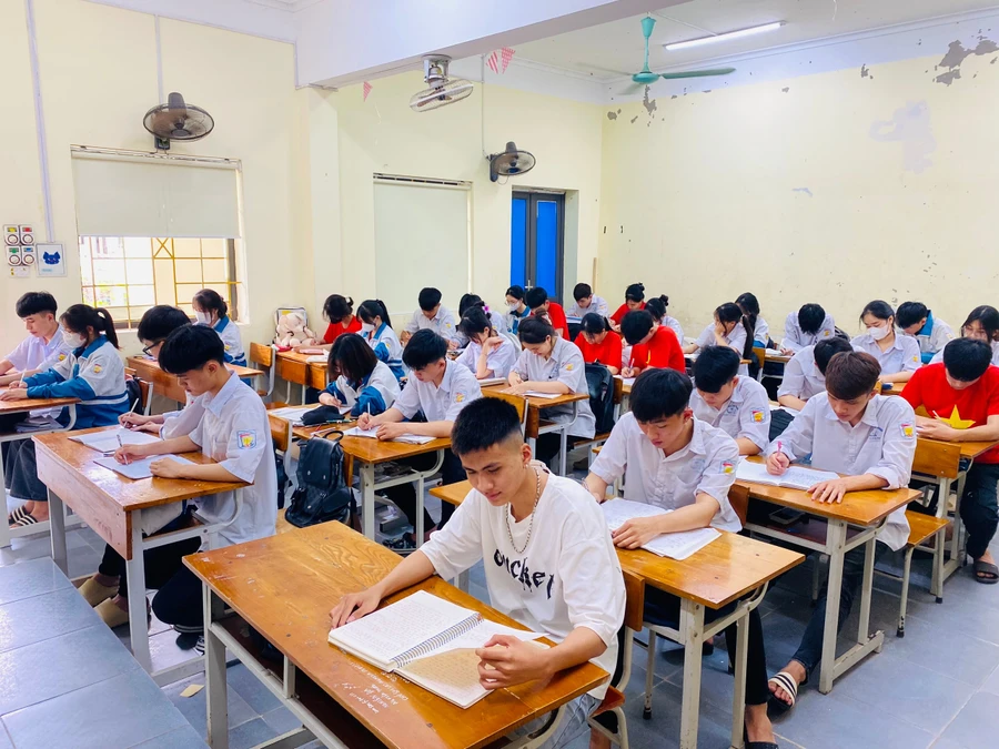 Học sinh lớp 12 Trường THPT Lạng Giang số 1 trong 1 tiết học.