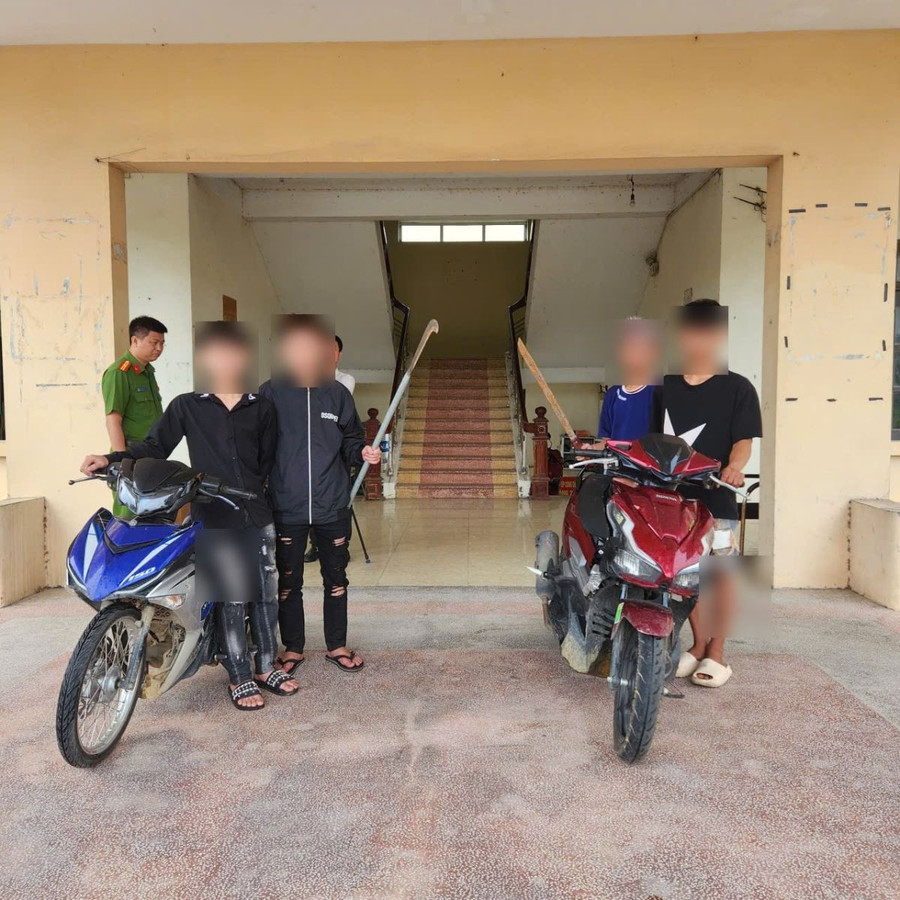 Các 4 người sử dụng dao, kiếm tự chế đuổi đánh người đi đường.