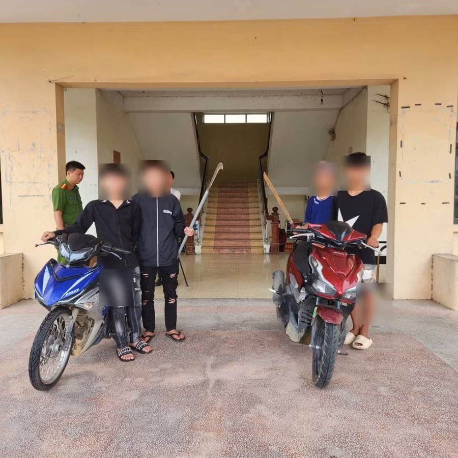 Các 4 người sử dụng dao, kiếm tự chế đuổi đánh người đi đường.