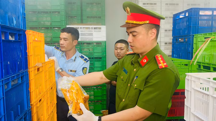 Lực lượng chức năng kiểm tra số thực phẩm.