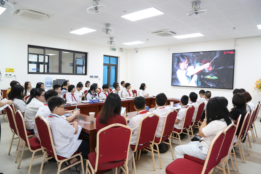 Học sinh xúc động khi xem những thước phim về những tấm gương vươn lên trong học tập, để nỗ lực đạt kết quả cao tại kỳ thi khảo sát tới. 1f2a0282.jpg