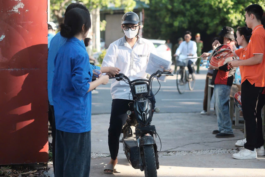 Thí sinh được hướng dẫn gửi xe di chuyển vào khu vực trường thi. n-1.jpg