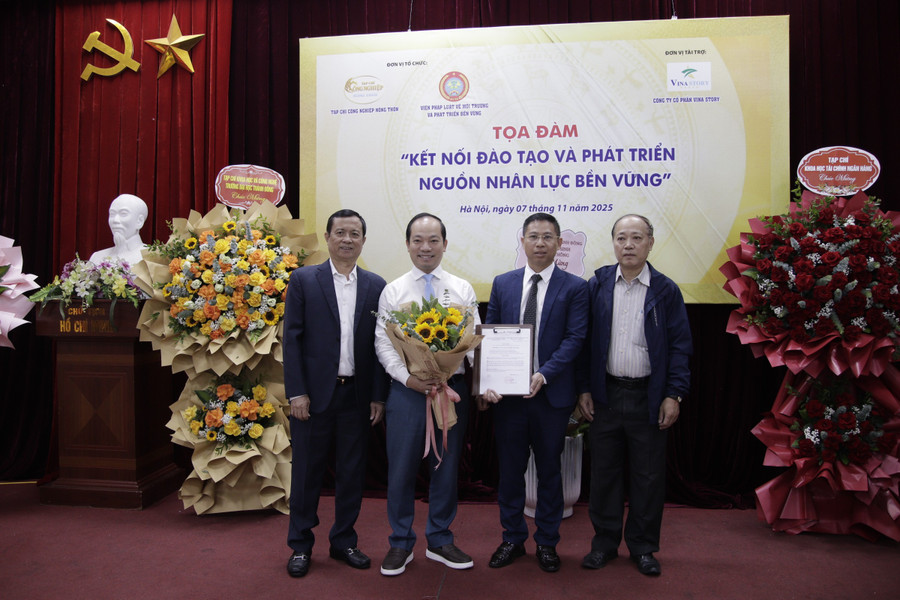 Đại biểu tặng hoa, chúc mừng đại diện lãnh đạo tạp chí.