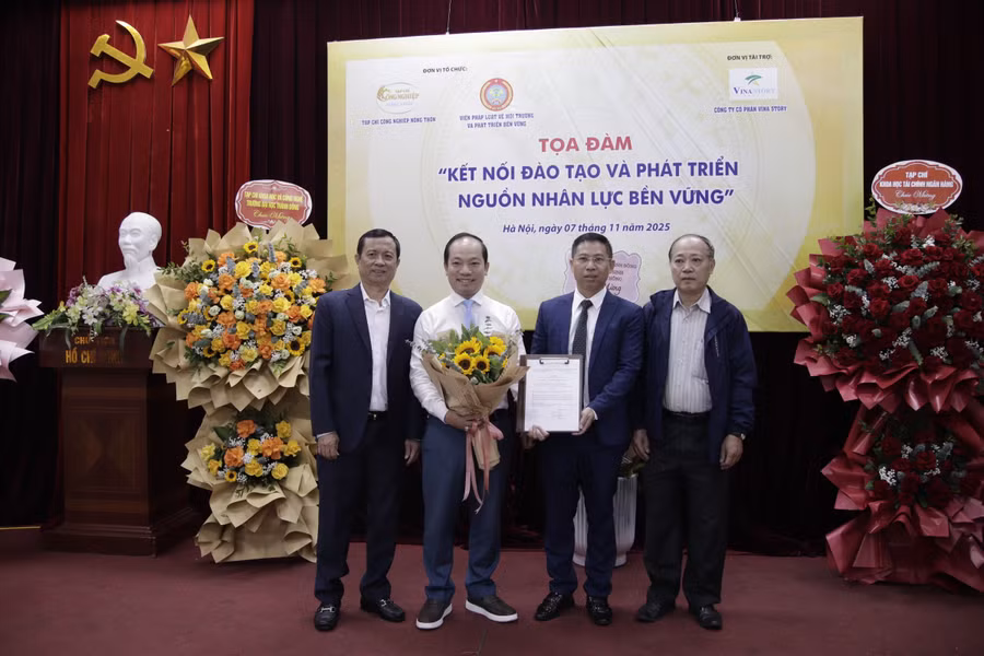 Đại biểu tặng hoa, chúc mừng đại diện lãnh đạo tạp chí.