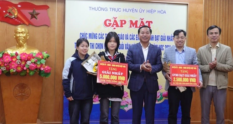 Lãnh đạo huyện Hiệp Hòa trao khen thưởng cho học sinh.