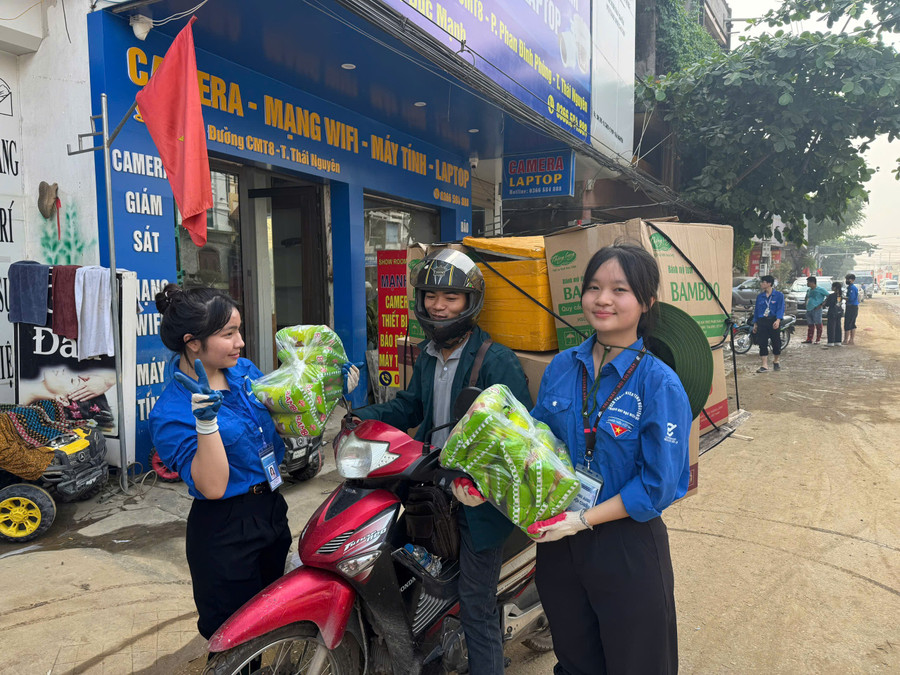 Sinh viên Trường Đại học Điện Lực hướng về vùng bão lũ, hỗ trợ người dân. e8.jpg