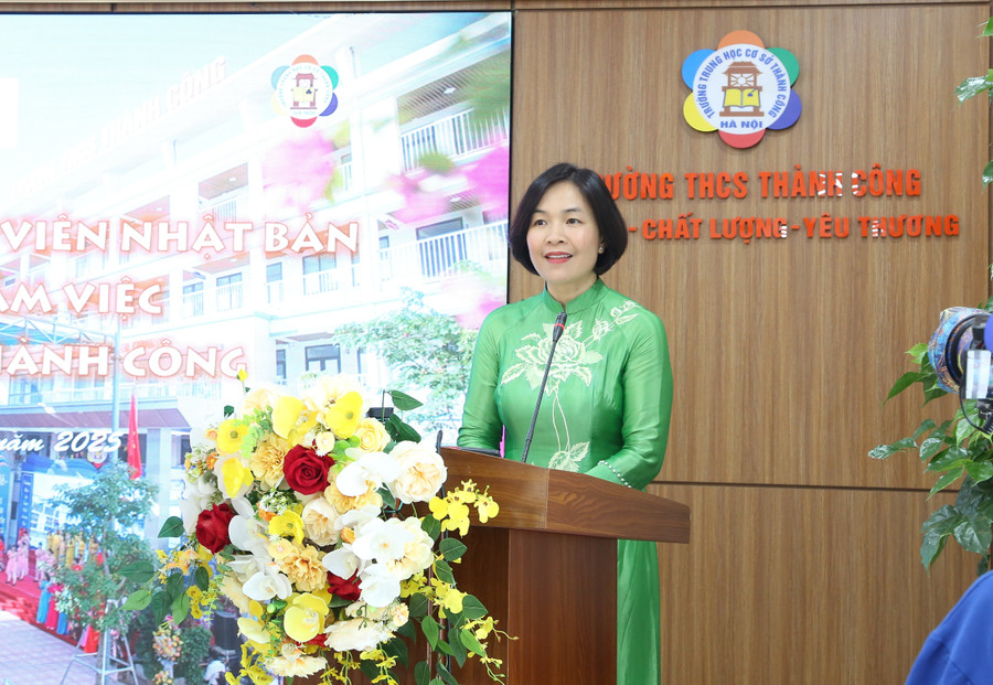 Bà Nguyễn Ngọc Anh - Hiệu trường THCS Thành Công giới thiệu về nhà trường với đoàn giáo viên Nhật Bản. c5.jpg