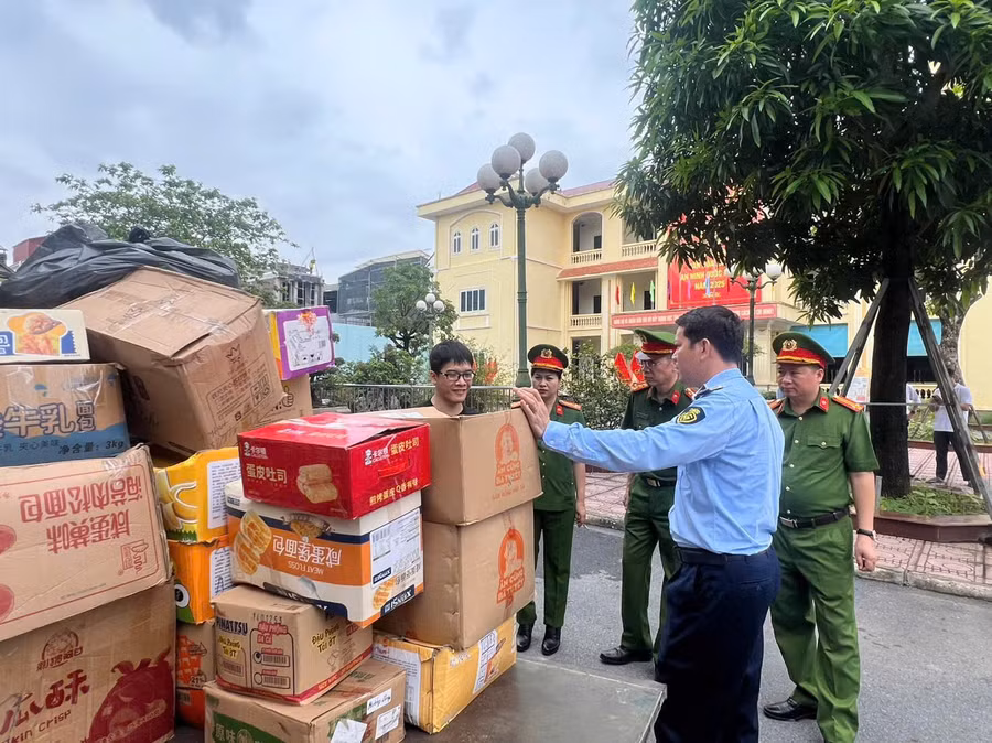 Lực lượng chức năng tiếp nhận, xử lý bánh kẹo, thực phẩm người dân giao nộp.