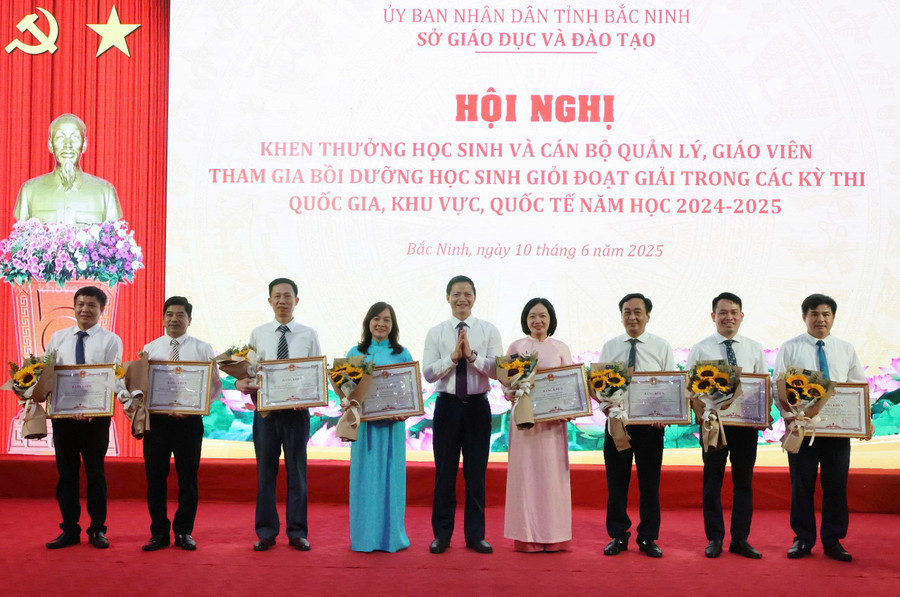 Ông Vương Quốc Tuấn, Chủ tịch UBND tỉnh Bắc Ninh trao khen thưởng cho cán bộ quản lý, giáo viên. b-2.jpg