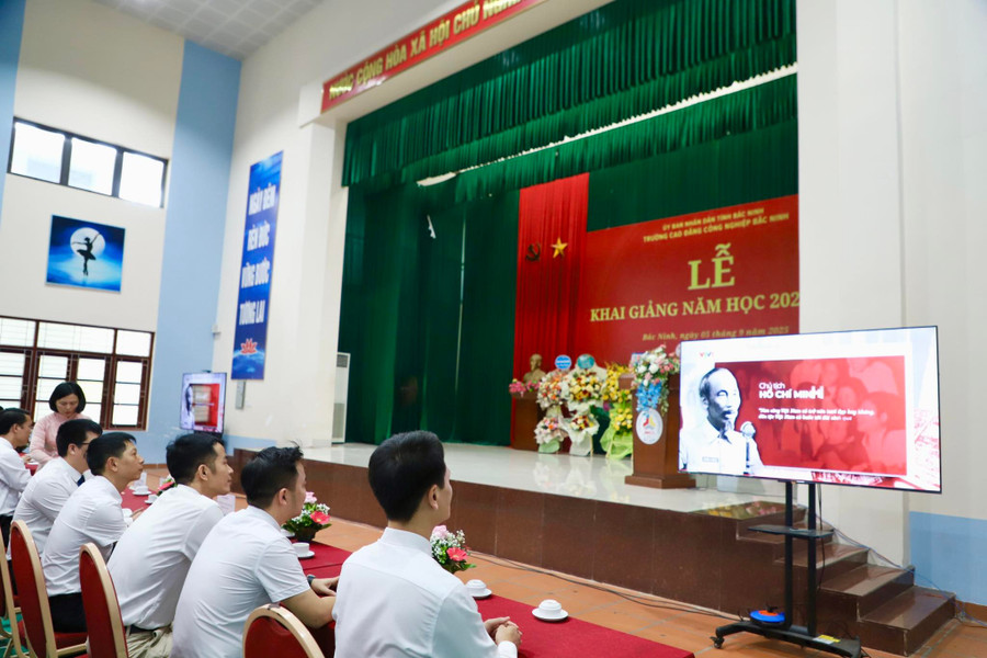 Đại biểu và sinh viên cùng dự khai giảng trực tuyến do Bộ GD&ĐT tổ chức. cn8.jpg