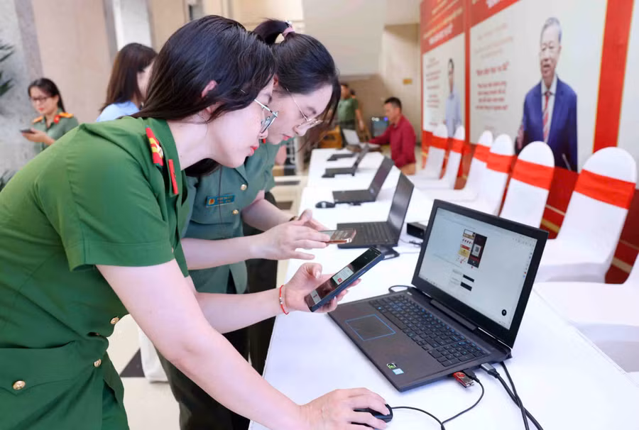 Cán bộ, chiến sĩ Công an TP Hà Nội tự tin ứng dụng công nghệ trong từng nhiệm vụ.