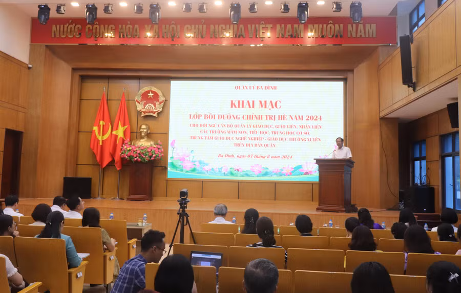 Quang cảnh lớp bồi dưỡng chính trị hè tại điểm cầu UBND quận Ba Đình.