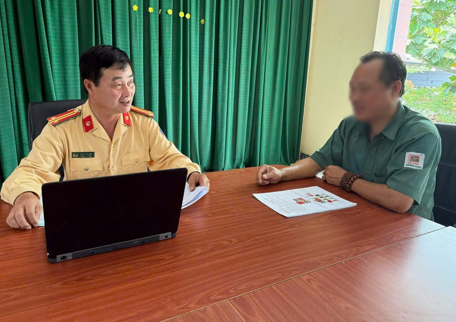 Công an làm việc với lái xe Đ.