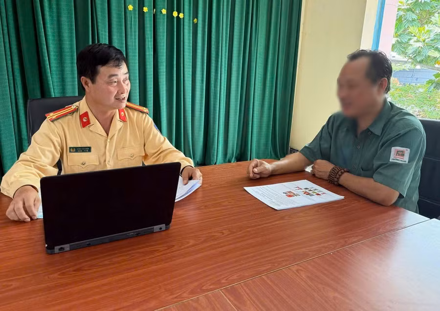 Công an làm việc với lái xe Đ.